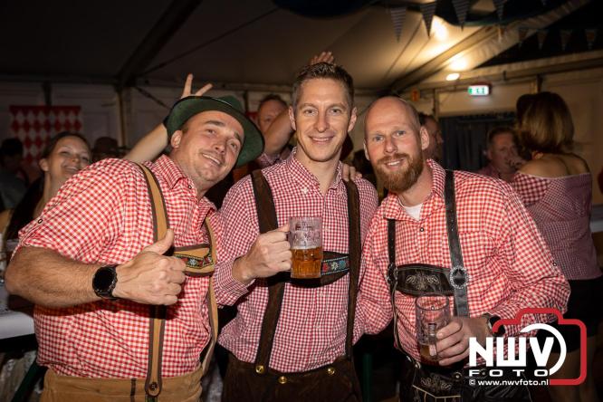 Feestelijke sfeer tijdens Oktoberfest op het Marktplein in Nunspeet. - © NWVFoto.nl