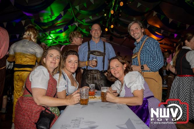 Feestelijke sfeer tijdens Oktoberfest op het Marktplein in Nunspeet. - © NWVFoto.nl