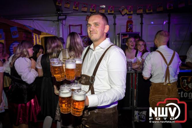 Feestelijke sfeer tijdens Oktoberfest op het Marktplein in Nunspeet. - © NWVFoto.nl