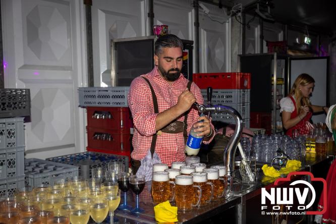 Feestelijke sfeer tijdens Oktoberfest op het Marktplein in Nunspeet. - © NWVFoto.nl
