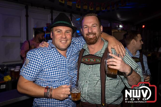 Feestelijke sfeer tijdens Oktoberfest op het Marktplein in Nunspeet. - © NWVFoto.nl