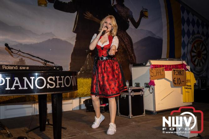 Feestelijke sfeer tijdens Oktoberfest op het Marktplein in Nunspeet. - © NWVFoto.nl