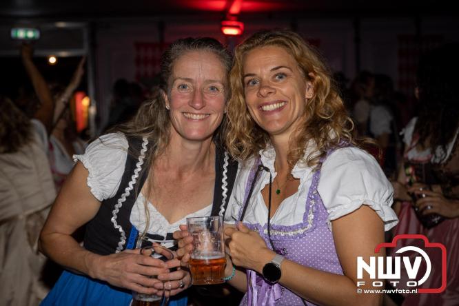 Feestelijke sfeer tijdens Oktoberfest op het Marktplein in Nunspeet. - © NWVFoto.nl
