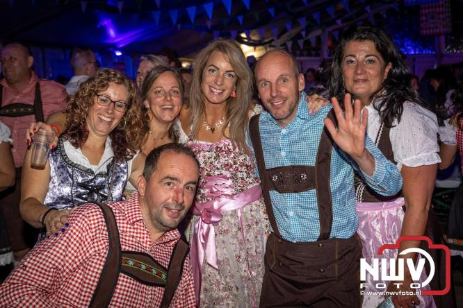 Feestelijke sfeer tijdens Oktoberfest op het Marktplein in Nunspeet. - © NWVFoto.nl