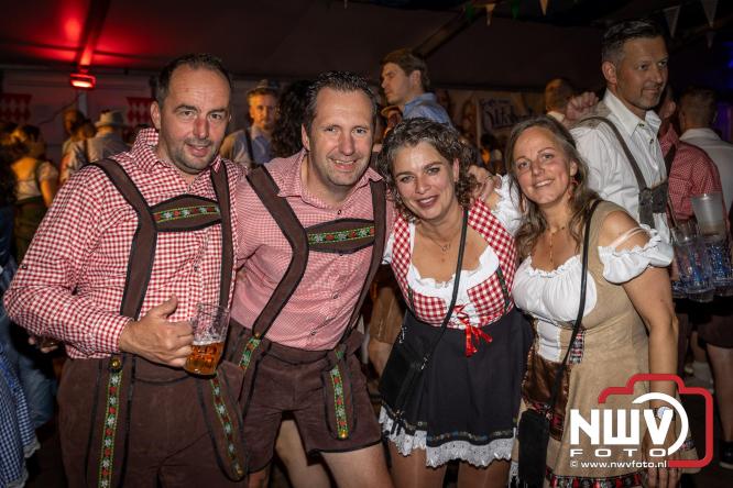 Feestelijke sfeer tijdens Oktoberfest op het Marktplein in Nunspeet. - © NWVFoto.nl