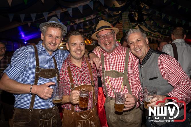 Feestelijke sfeer tijdens Oktoberfest op het Marktplein in Nunspeet. - © NWVFoto.nl