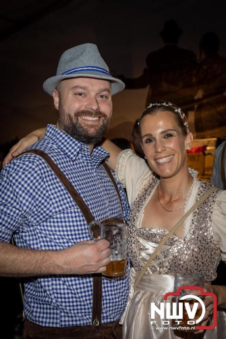 Feestelijke sfeer tijdens Oktoberfest op het Marktplein in Nunspeet. - © NWVFoto.nl