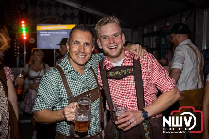 Feestelijke sfeer tijdens Oktoberfest op het Marktplein in Nunspeet. - © NWVFoto.nl