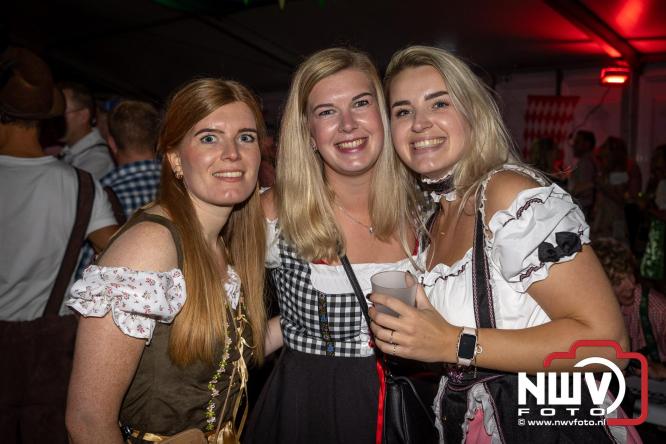Feestelijke sfeer tijdens Oktoberfest op het Marktplein in Nunspeet. - © NWVFoto.nl