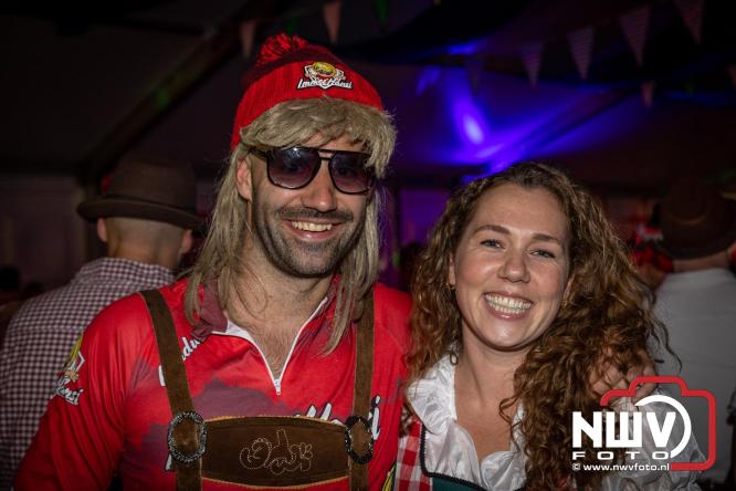 Feestelijke sfeer tijdens Oktoberfest op het Marktplein in Nunspeet. - © NWVFoto.nl