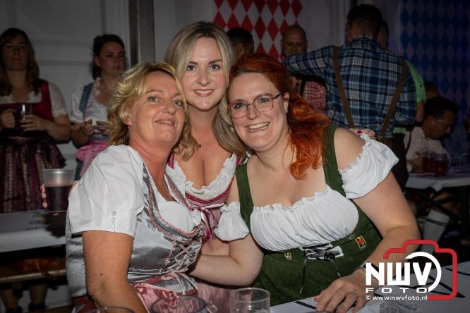 Feestelijke sfeer tijdens Oktoberfest op het Marktplein in Nunspeet. - © NWVFoto.nl