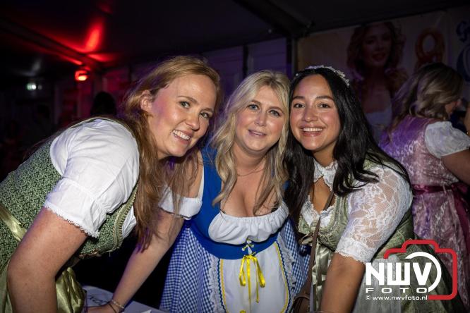 Feestelijke sfeer tijdens Oktoberfest op het Marktplein in Nunspeet. - © NWVFoto.nl