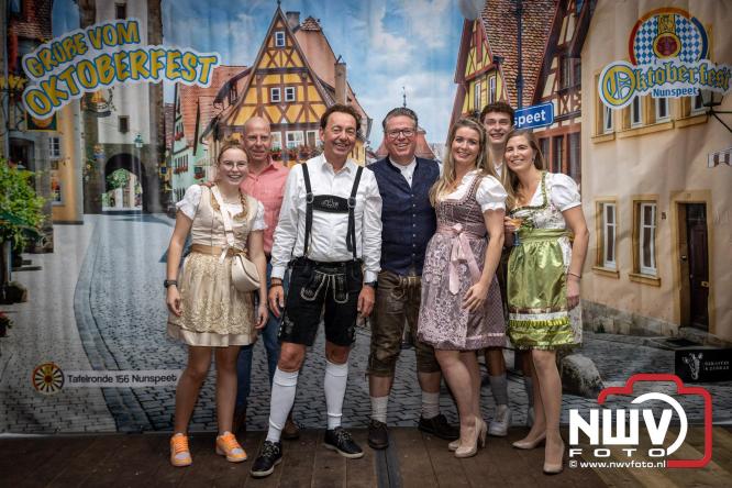 Feestelijke sfeer tijdens Oktoberfest op het Marktplein in Nunspeet. - © NWVFoto.nl