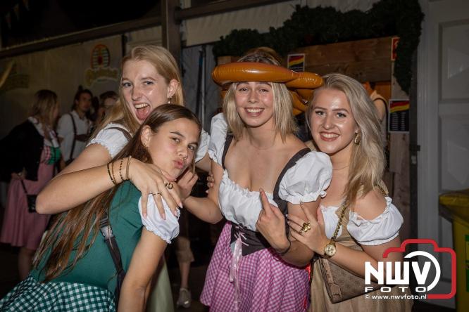 Feestelijke sfeer tijdens Oktoberfest op het Marktplein in Nunspeet. - © NWVFoto.nl