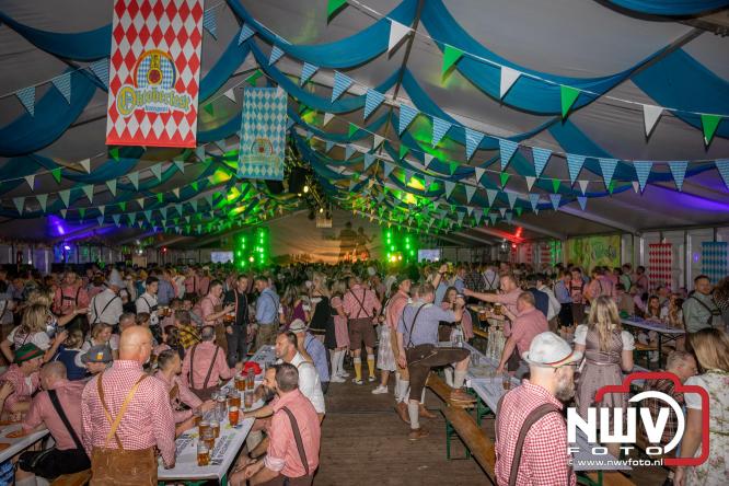 Feestelijke sfeer tijdens Oktoberfest op het Marktplein in Nunspeet. - © NWVFoto.nl