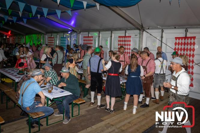 Feestelijke sfeer tijdens Oktoberfest op het Marktplein in Nunspeet. - © NWVFoto.nl