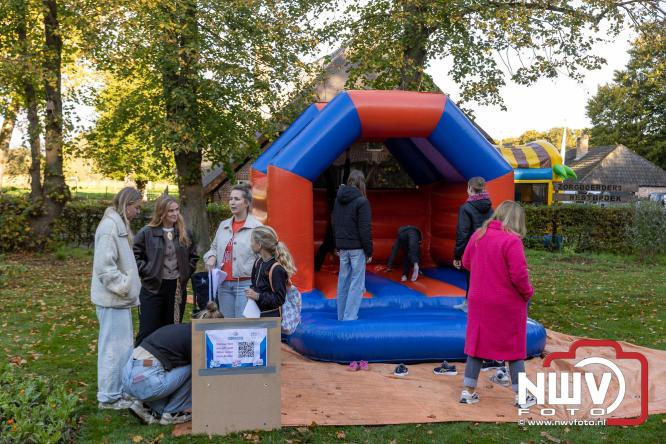 A.Vogelloop door de bossen op 't Harde  levert 17.000 euro op voor het Mooi Leven Huis in Zwolle. - © NWVFoto.nl