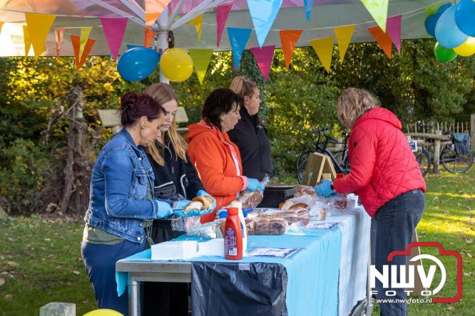 A.Vogelloop door de bossen op 't Harde  levert 17.000 euro op voor het Mooi Leven Huis in Zwolle. - © NWVFoto.nl