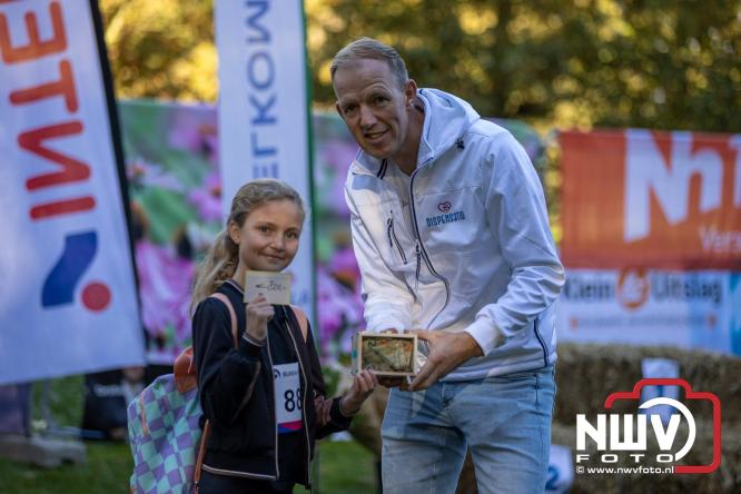 A.Vogelloop door de bossen op 't Harde  levert 17.000 euro op voor het Mooi Leven Huis in Zwolle. - © NWVFoto.nl