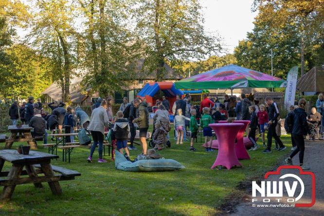 A.Vogelloop door de bossen op 't Harde  levert 17.000 euro op voor het Mooi Leven Huis in Zwolle. - © NWVFoto.nl