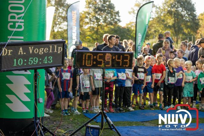A.Vogelloop door de bossen op 't Harde  levert 17.000 euro op voor het Mooi Leven Huis in Zwolle. - © NWVFoto.nl