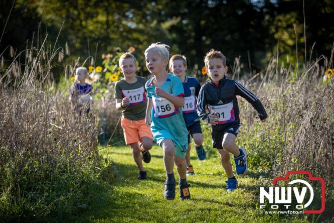 A.Vogelloop door de bossen op 't Harde  levert 17.000 euro op voor het Mooi Leven Huis in Zwolle. - © NWVFoto.nl