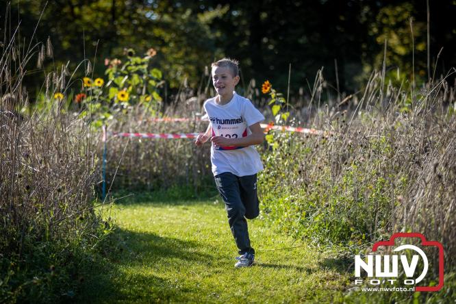 A.Vogelloop door de bossen op 't Harde  levert 17.000 euro op voor het Mooi Leven Huis in Zwolle. - © NWVFoto.nl