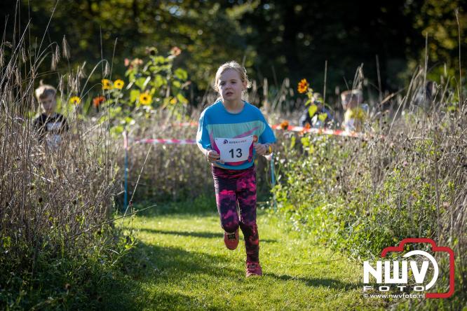 A.Vogelloop door de bossen op 't Harde  levert 17.000 euro op voor het Mooi Leven Huis in Zwolle. - © NWVFoto.nl
