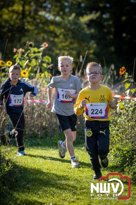A.Vogelloop door de bossen op 't Harde  levert 17.000 euro op voor het Mooi Leven Huis in Zwolle. - © NWVFoto.nl