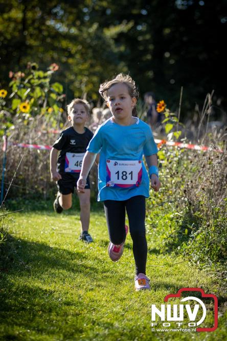 A.Vogelloop door de bossen op 't Harde  levert 17.000 euro op voor het Mooi Leven Huis in Zwolle. - © NWVFoto.nl