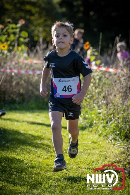 A.Vogelloop door de bossen op 't Harde  levert 17.000 euro op voor het Mooi Leven Huis in Zwolle. - © NWVFoto.nl