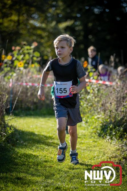 A.Vogelloop door de bossen op 't Harde  levert 17.000 euro op voor het Mooi Leven Huis in Zwolle. - © NWVFoto.nl