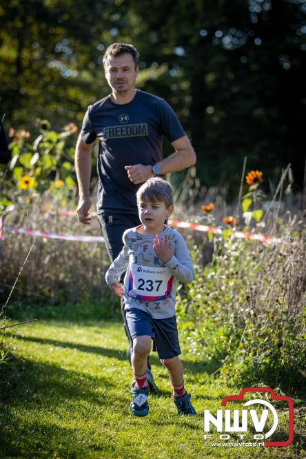 A.Vogelloop door de bossen op 't Harde  levert 17.000 euro op voor het Mooi Leven Huis in Zwolle. - © NWVFoto.nl