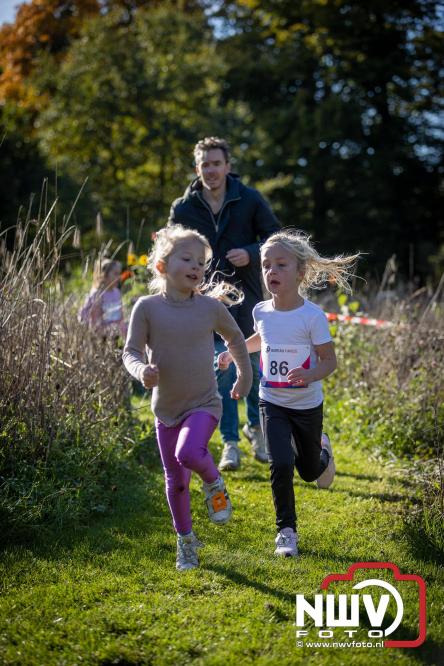 A.Vogelloop door de bossen op 't Harde  levert 17.000 euro op voor het Mooi Leven Huis in Zwolle. - © NWVFoto.nl