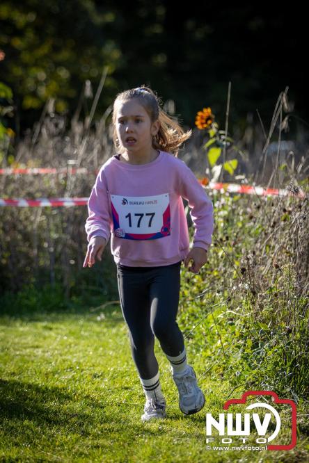 A.Vogelloop door de bossen op 't Harde  levert 17.000 euro op voor het Mooi Leven Huis in Zwolle. - © NWVFoto.nl