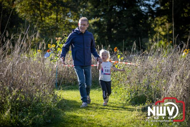 A.Vogelloop door de bossen op 't Harde  levert 17.000 euro op voor het Mooi Leven Huis in Zwolle. - © NWVFoto.nl