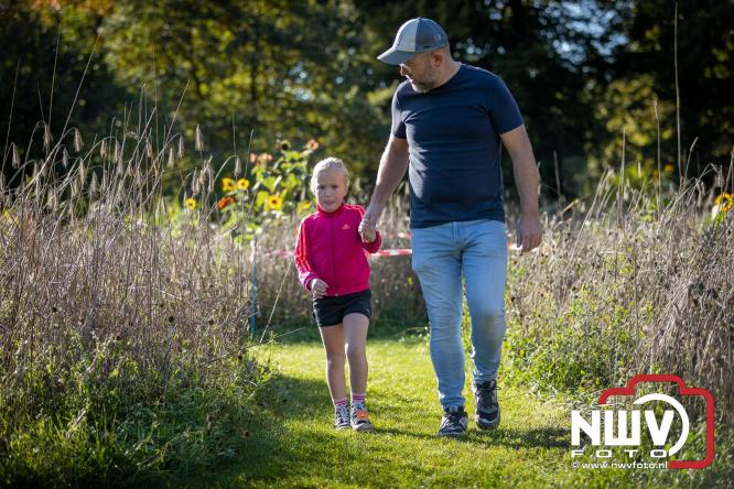 A.Vogelloop door de bossen op 't Harde  levert 17.000 euro op voor het Mooi Leven Huis in Zwolle. - © NWVFoto.nl