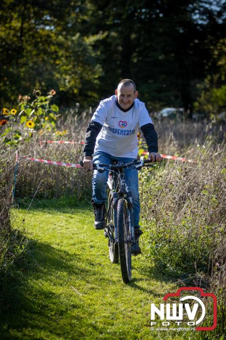 A.Vogelloop door de bossen op 't Harde  levert 17.000 euro op voor het Mooi Leven Huis in Zwolle. - © NWVFoto.nl