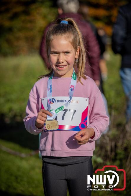 A.Vogelloop door de bossen op 't Harde  levert 17.000 euro op voor het Mooi Leven Huis in Zwolle. - © NWVFoto.nl