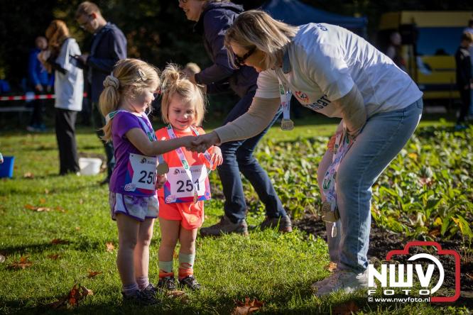 A.Vogelloop door de bossen op 't Harde  levert 17.000 euro op voor het Mooi Leven Huis in Zwolle. - © NWVFoto.nl