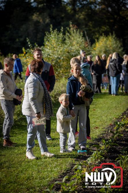 A.Vogelloop door de bossen op 't Harde  levert 17.000 euro op voor het Mooi Leven Huis in Zwolle. - © NWVFoto.nl