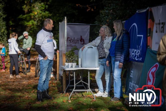 A.Vogelloop door de bossen op 't Harde  levert 17.000 euro op voor het Mooi Leven Huis in Zwolle. - © NWVFoto.nl