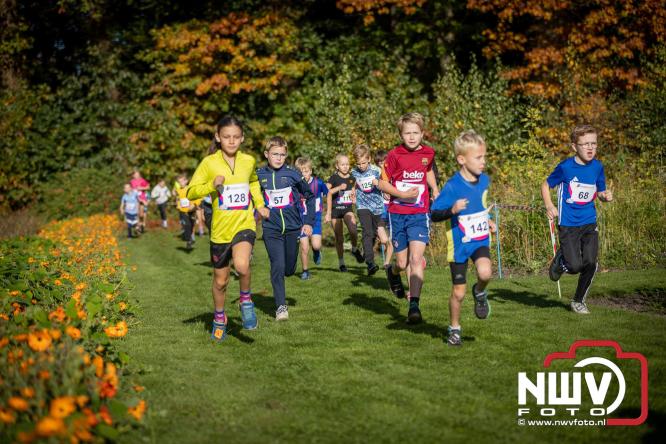 A.Vogelloop door de bossen op 't Harde  levert 17.000 euro op voor het Mooi Leven Huis in Zwolle. - © NWVFoto.nl
