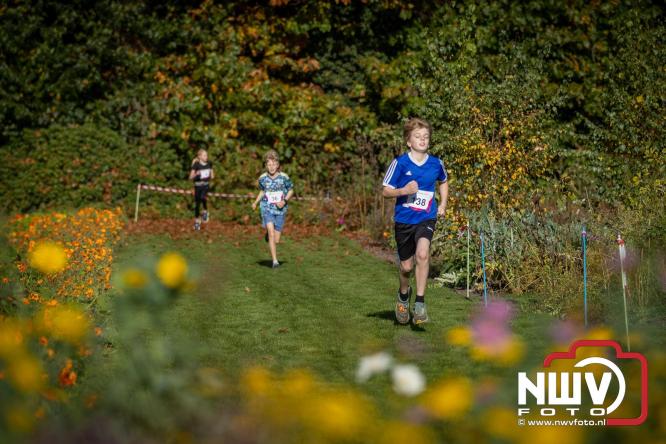 A.Vogelloop door de bossen op 't Harde  levert 17.000 euro op voor het Mooi Leven Huis in Zwolle. - © NWVFoto.nl