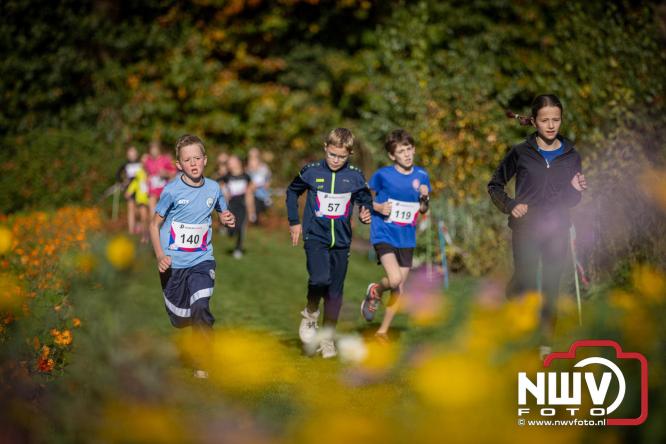 A.Vogelloop door de bossen op 't Harde  levert 17.000 euro op voor het Mooi Leven Huis in Zwolle. - © NWVFoto.nl