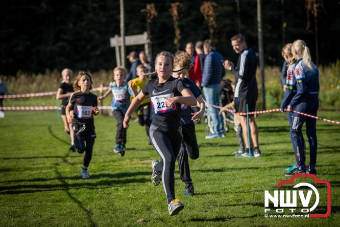 A.Vogelloop door de bossen op 't Harde  levert 17.000 euro op voor het Mooi Leven Huis in Zwolle. - © NWVFoto.nl