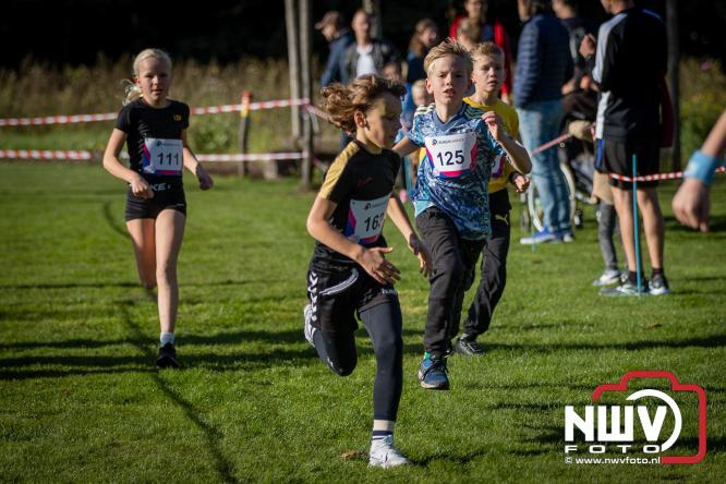 A.Vogelloop door de bossen op 't Harde  levert 17.000 euro op voor het Mooi Leven Huis in Zwolle. - © NWVFoto.nl