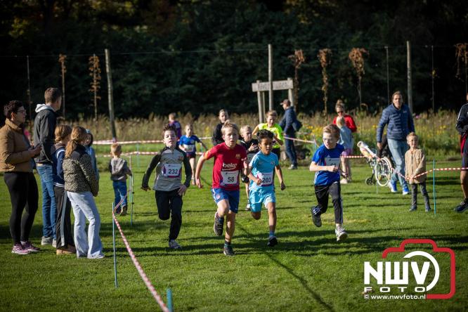 A.Vogelloop door de bossen op 't Harde  levert 17.000 euro op voor het Mooi Leven Huis in Zwolle. - © NWVFoto.nl