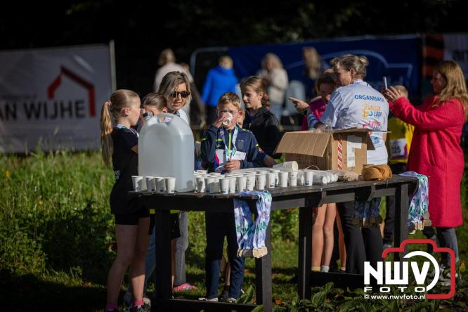 A.Vogelloop door de bossen op 't Harde  levert 17.000 euro op voor het Mooi Leven Huis in Zwolle. - © NWVFoto.nl