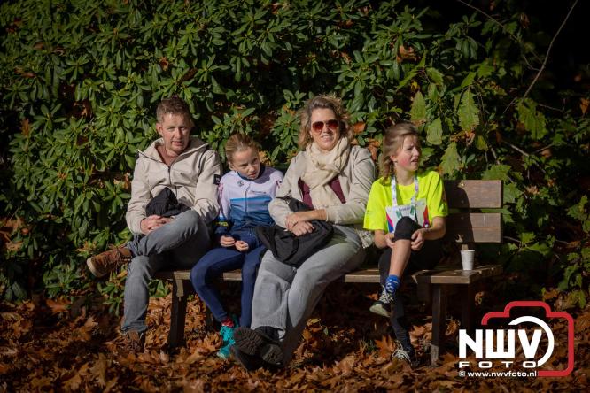 A.Vogelloop door de bossen op 't Harde  levert 17.000 euro op voor het Mooi Leven Huis in Zwolle. - © NWVFoto.nl